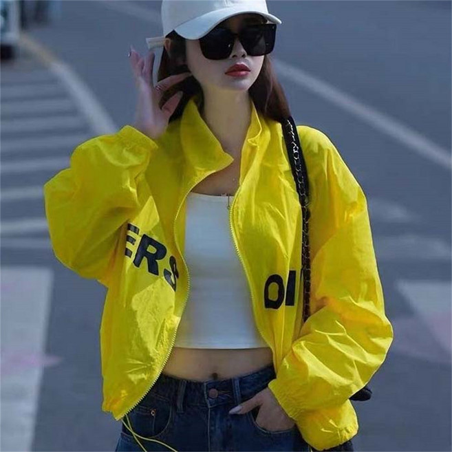 TIRA 여성 여름 경량 자켓 캐주얼 바람막이 크롭 스타일 레터링 디자인 아웃도어