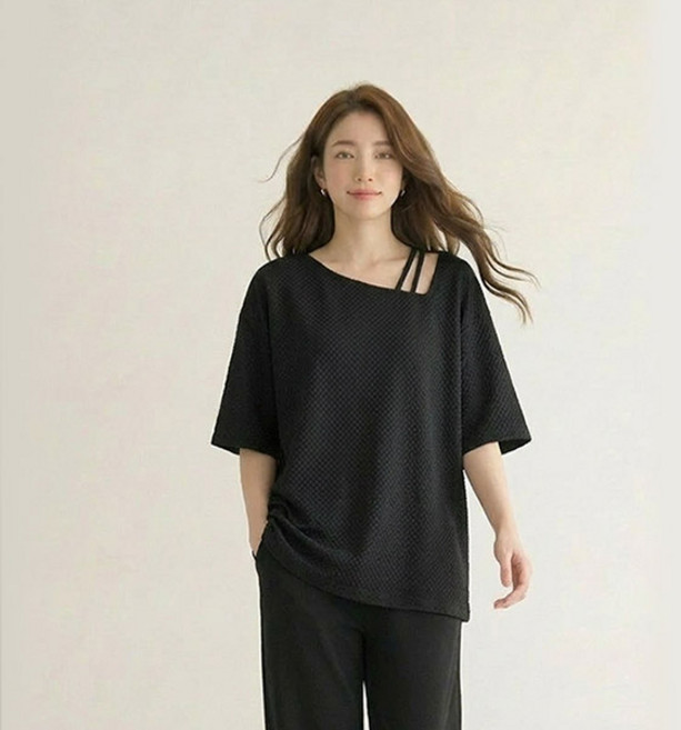 드마엘 허드슨 사선 스퀘어넥 엠보 반팔 티셔츠 (3color)+델로나