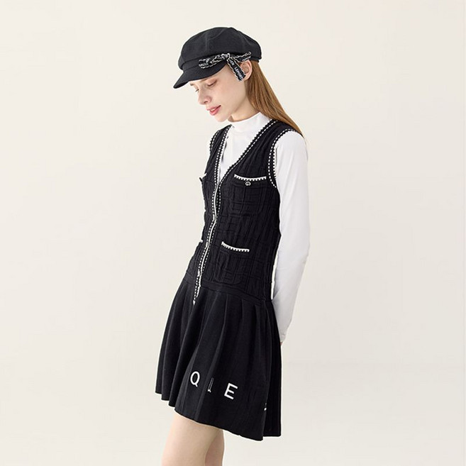 큐오지 골프 V넥 자수 니트 원피스