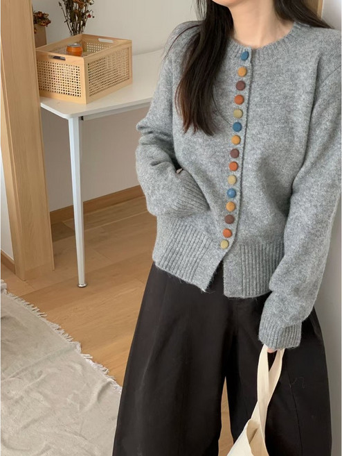 梨卡 圓領彩色扣針織外套 秋冬慵懶風格 淺灰色長袖毛衣