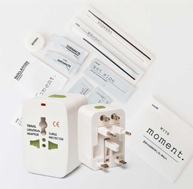여행 필수품 멀티 어댑터 일회용 위생용품 추가 증정(칫솔 치약 면도기 포함), 1세트