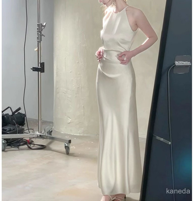실키한 새틴 소재의 홀터넥 롱 드레스 고급스러운 광택과 슬림한 라인으로 우아한 파티룩 연출 감각적 인감각적인 TX