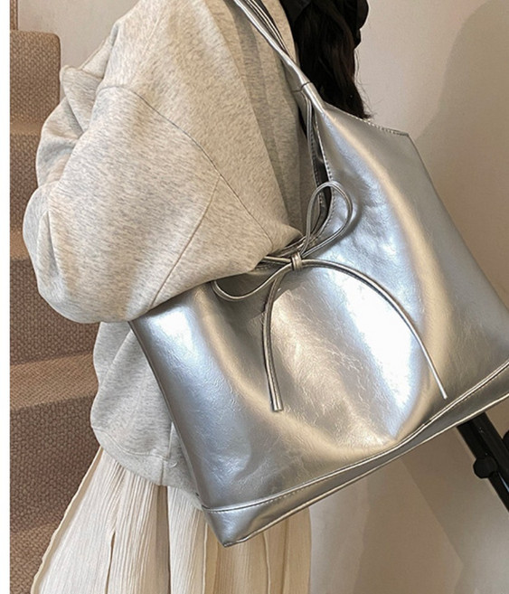 플랜앤유 리본 매듭 토트백 여성 데일리 유광 PU가죽 숄더백