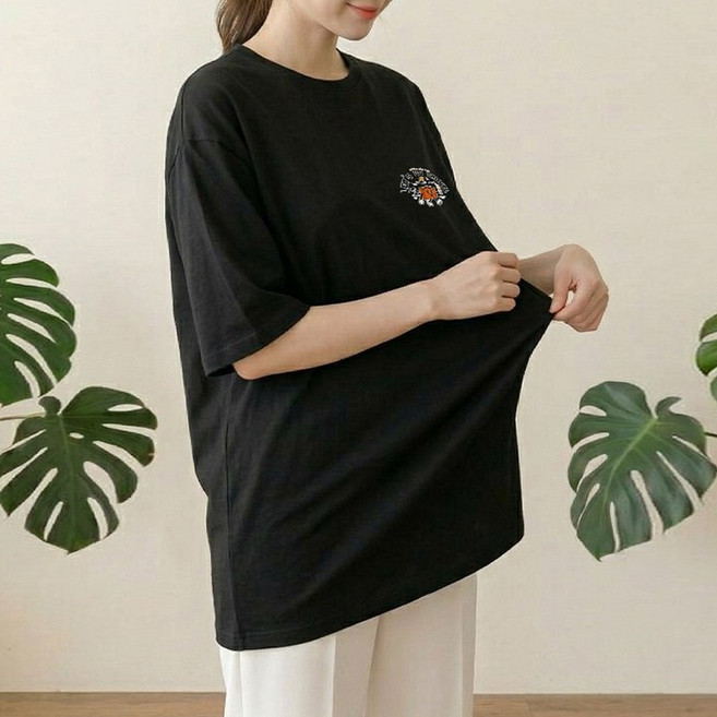 1장 (2장세트 장당7450) 스타일아유 여성 여름 오버핏 반팔 티셔츠 레츠고트래블 여행가방 캐릭터 자수 프린트 루즈핏 롱박스티 TS3930