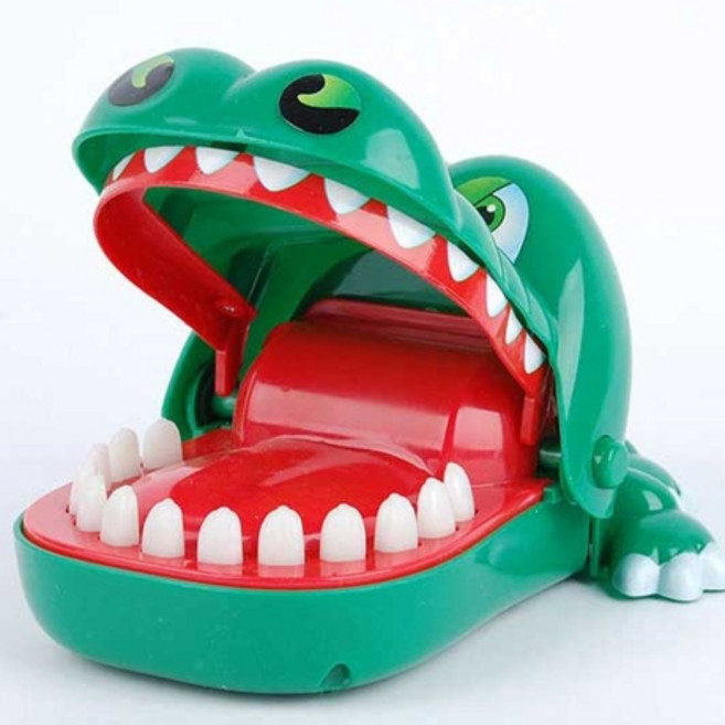 추억의 장난감 악어룰렛 악어이빨게임 복불복게임 보드게임 해적칼놀이 미니해적룰렛 복불복 주사위 퍼즐 큐브 악어룰렛키체인 해적통 해적선장룰렛 옛날장난감, 1개