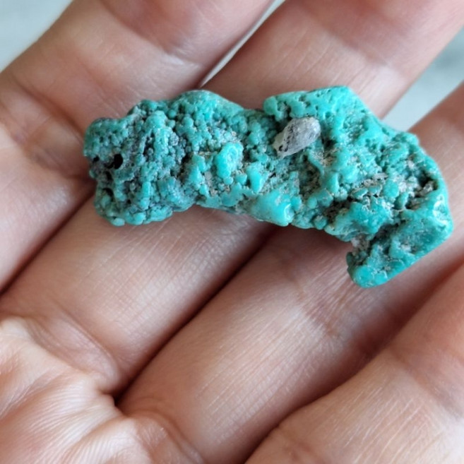 湖北原礦綠松石原石，玻璃玉化瓷質感，綠色隨形未經雕琢，獨特風格居家擺設, 1個