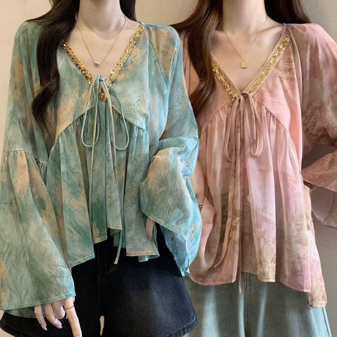 MOSAIRATION 여성 패션 스팽글 장식 브이넥 스트랩 리본 루즈핏 긴팔 쉬폰 블라우스 M01012824