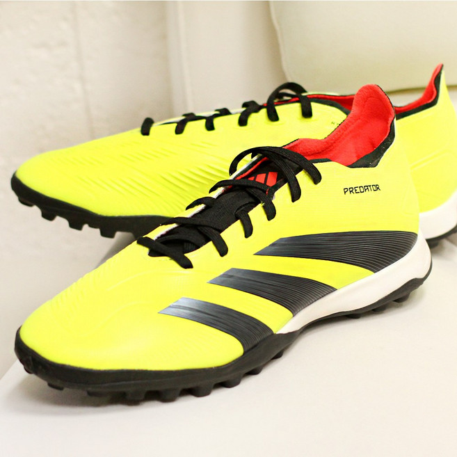 국내정품 아디다스 풋살화 인조잔디 실전용 TF 미끄럼 줄이고 움직임은 더 자신 있게 하는 축구화