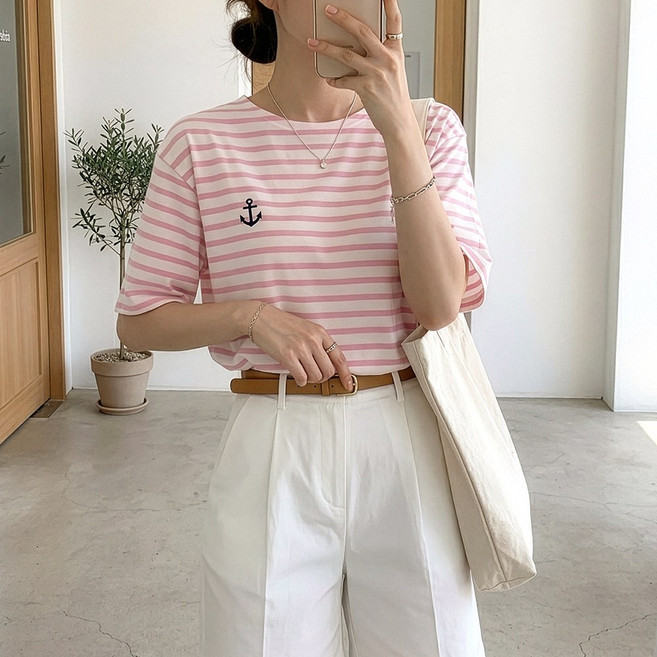 데일리앤 오션 여성 기본 스트라이프 자수 로고 단가라 반팔 티셔츠