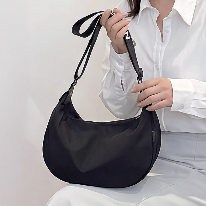 루크 남녀공용 반달 호보백 크로스백 여성 편안한 보부상 데일리 직장인 가방 남성 가벼운 캐주얼 대학생 메신저백 커플룩 시밀러룩 심플 모던 숄더백