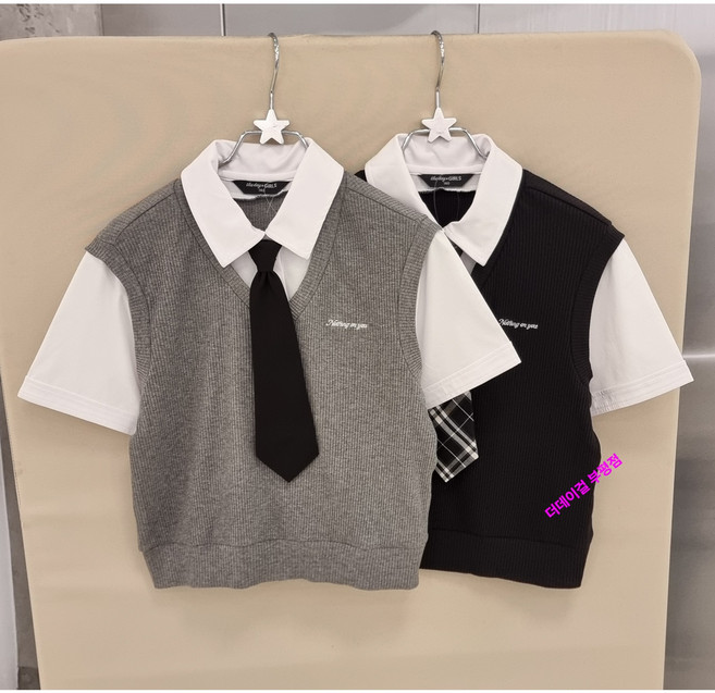 더데이걸 부평점 '26NEW 깔끔한 셔츠와 조끼를 레이어드한듯한 간편한 일체형 스쿨룩 디테일로 타이 탈부착 가능한 신학기 인기템~! 여아 카라 반팔 티셔츠