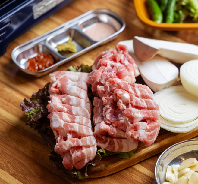 청년상회 한돈 숙성 삼겹살 국내산 냉장육 프리미엄, 4개, 300g