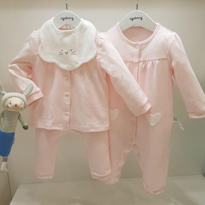 아가방 50% 봄 베이비페어 신생아 우주복 + 유아 상하세트+ 턱받이도 같이 풀세트! 부드러운 무형광 아가방 내의 출산준비할때 꼭 필요해용 백일복 우주복