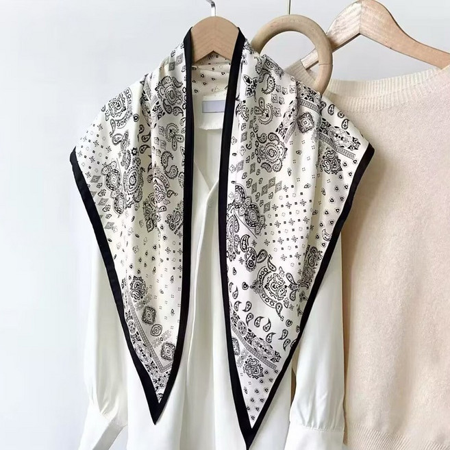 여성 삼각 스카프 페이즐리 스트라이프 간절기 포인트