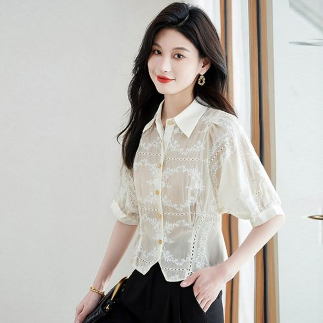 뉴욕멋쟁이 페미닌 펀칭 자수 반팔 퍼프 블라우스