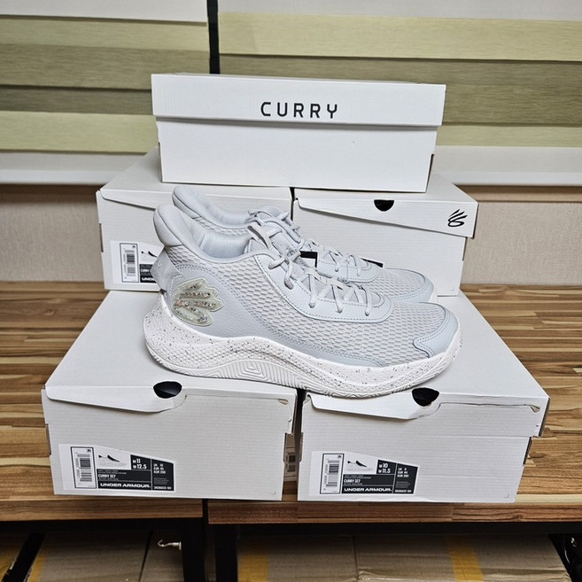 [언더아머_스포츠] 언더아머운동화 RQD 3026622-102 언더아머 유니섹스 커리 3Z7 농구화