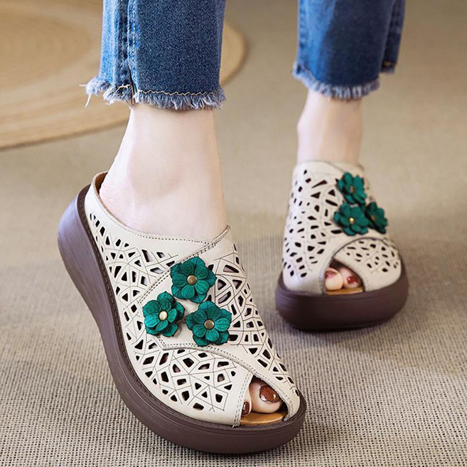 ROYALBELLE 여성 두툼한창 높이굽 편안한 착용감 플라워장식 오픈토 슬립온 스타일 슬리퍼 D0072806