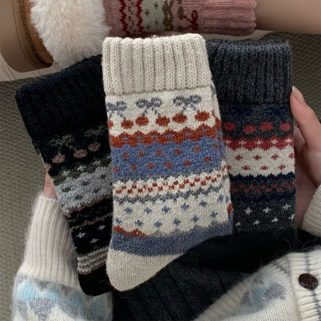 Banjiwu 여성용 캐시미어 중목 양말 레트로 페어아일 감성의 겨울 기모 소재로 따뜻하고 편안한 착용감 집에서 신기 좋은 수면 양말 4족 세트