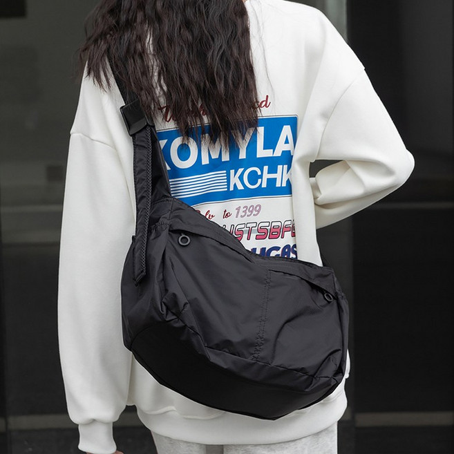 남녀공용 가벼운 나일론 크로스백 여행용 호보백 반달 숄더백 크로스 바디백 메신저백