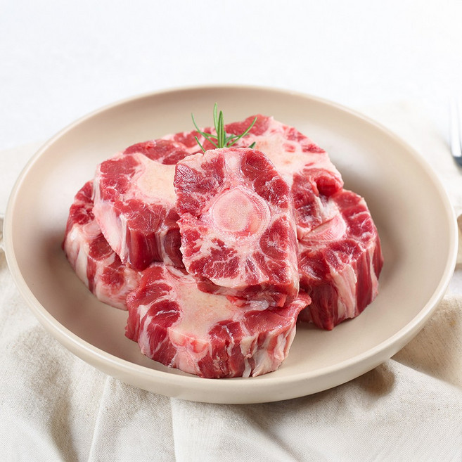 [기름 손질 후 출고] 겨울 보양식 소꼬리 알꼬리 찜 수육용, 2개, 1kg