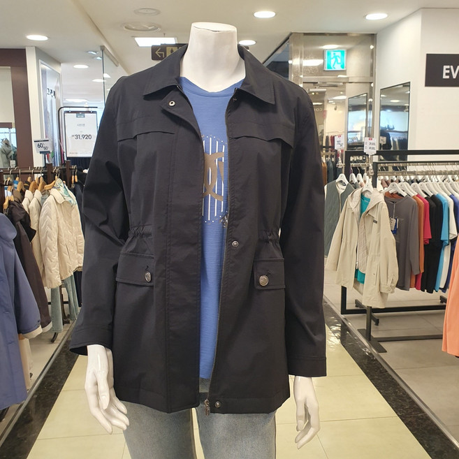 샤트렌 스텐카라 사파리형 점퍼 깔끔한 스텐카라로 디자인된 사파리 형태의 점퍼로 허리스트링을 조절하여 연출이 가능한 스타일