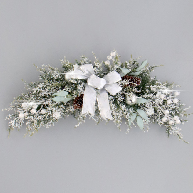 크리스마스 그리너리 실버가랜드와 조명