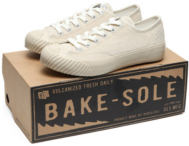 국내 자체생산 베이크솔 빵처럼 구워 만든 레몬 파이 결을 담아낸 애플 파이 스니커즈