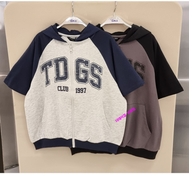 더데이걸 부평점 '26NEW 멋스러운 레글런 디테일의 넉넉한 여유로운 핏으로 활동성 좋고 가볍게 걸치기 좋은 반팔 후드 집업