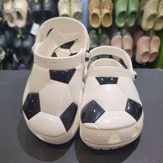 [크록스] 어퍼와 리벳이 축구공 모양인 클래식 사커 볼 클로그 키즈 ~