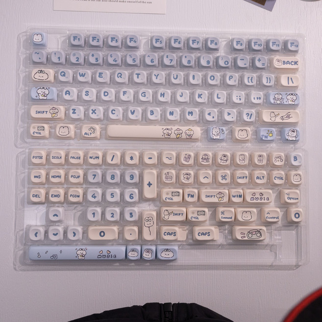 밴드 강아지 귀여운 기계식 키보드 키캡 한글 영문 각인 PBT 염료승화캐릭터 키캡 MOA 프로파일 MX 스위치 호환 61/64/68/87/96/104/108 배열 키보드 지원, 한글 각인