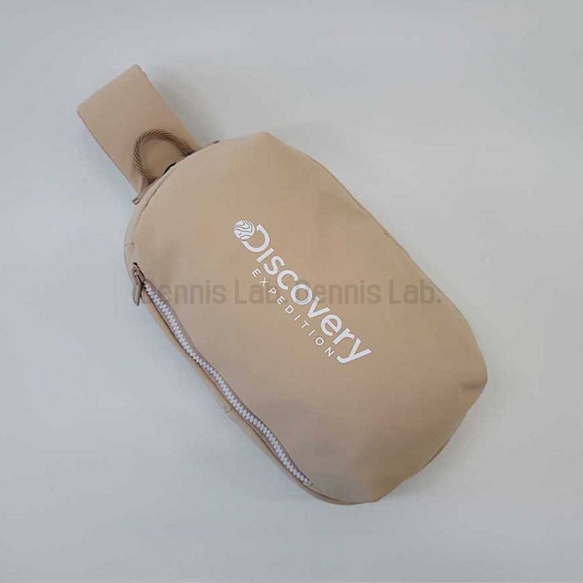 [국내매장판] 디스커버리 크로스백 로고프린트 슬링백 베이지