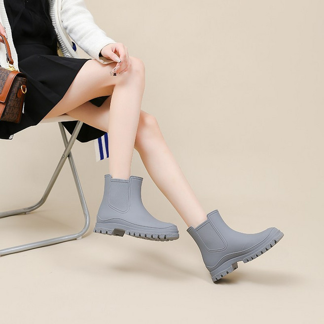 TPE 소재 여성용 앵클 레인 부츠 스타일과 기능의 만남 베이식 부츠 스타일 세련 강력한 방수 기능 발 건조 유지 미끄럼 방지 디자인 학생 일상 생활 야외 활동 착용 장화