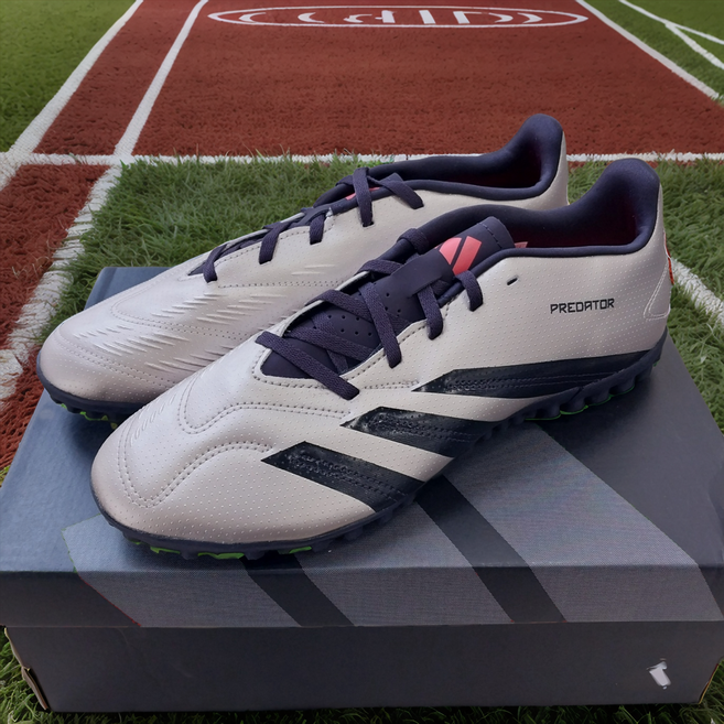 아디다스 프레데터 클럽 TF 플래티넘 메탈릭 오로라 블랙 남성용 축구화 풋살화