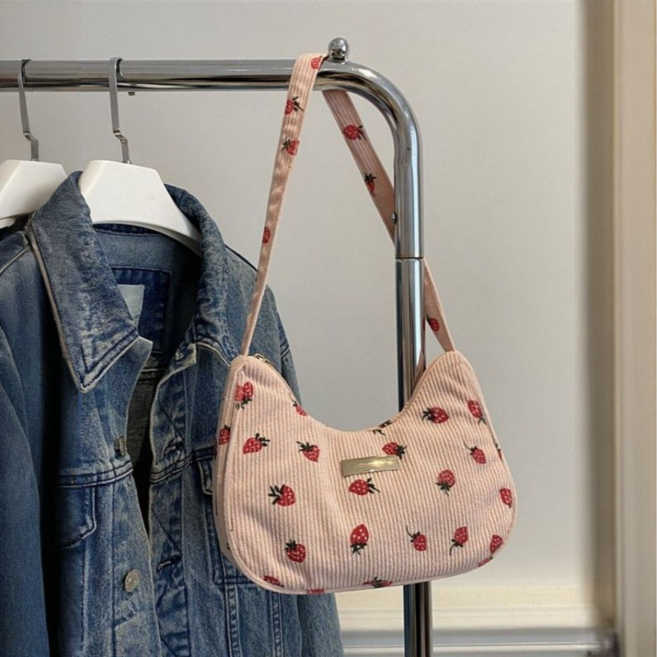유니크한 플라워 딸기 코듀로이 자수 숄더백 호보백