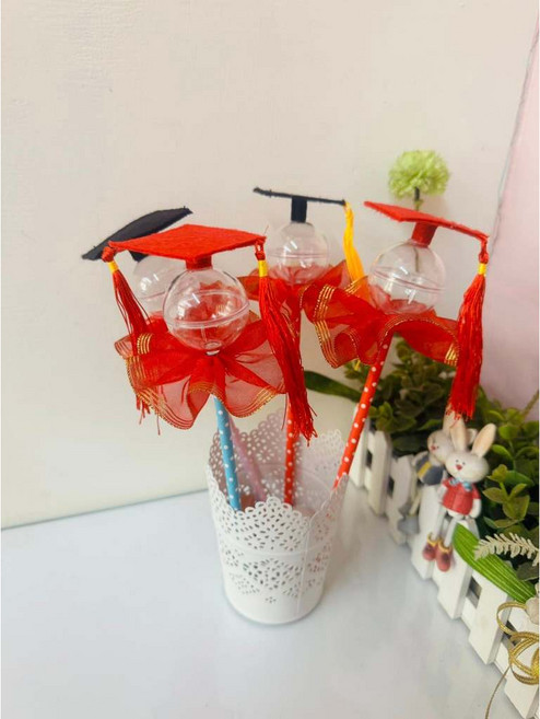 孟之坊婚禮精品舘 畢業帽金莎花棒．迷你畢業帽紅流蘇版．學士帽畢業禮物．手作畢業花束, 1個, 畢業帽+紅色花裙+金莎