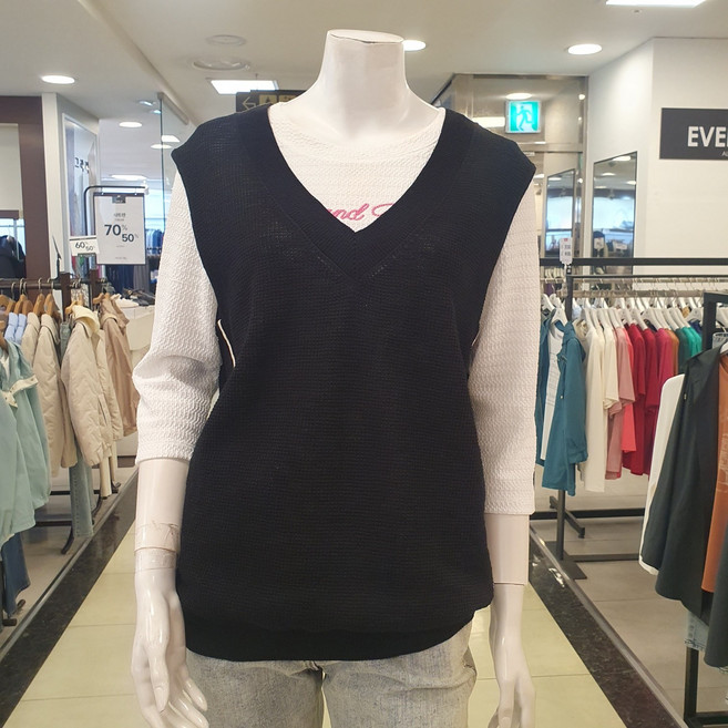 샤트렌 여성 브이넥 니트 조끼 여러가지 이너와 레이어링 연출하여 체형커버되는 세미 오버핏 베스트.