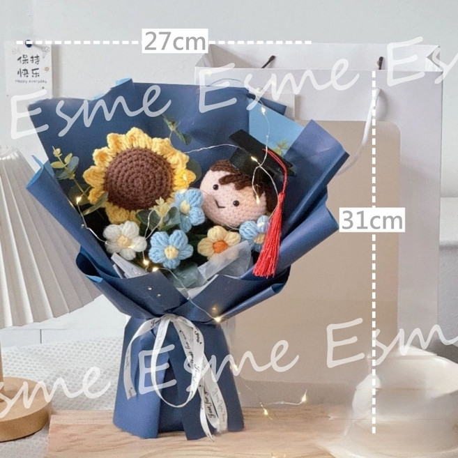 Esme 畢業針織花束 手工編織向日葵與娃娃 畢業禮物 附贈提袋及燈串, 1個, 畢業針織花束+提袋+燈串-藍色娃娃學士帽