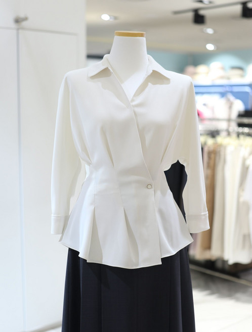 꼼빠니아 오픈카라 사선 페플럼 블라우스 CAFU4-WRB130