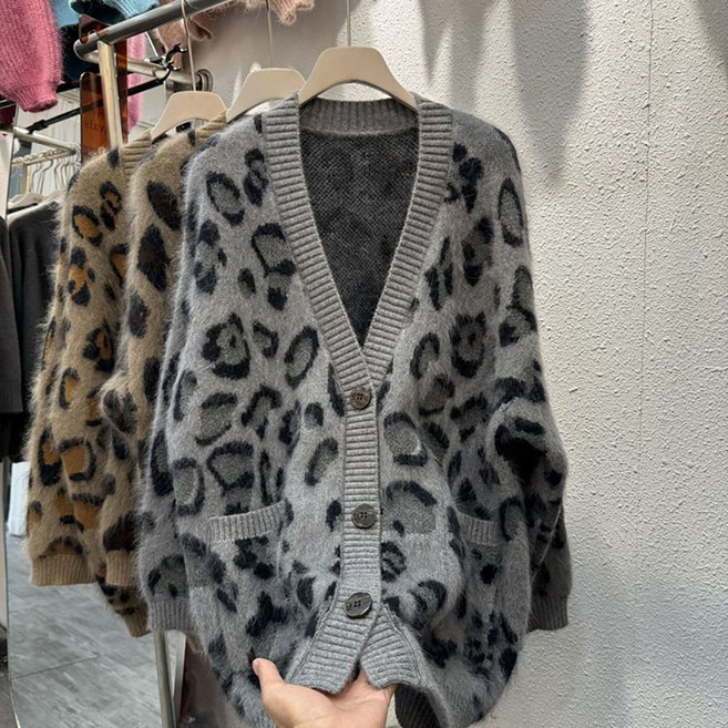 ROYALBELLE 여성 브이넥 호피 레오파드 패턴 버튼 포켓 루즈핏 니트 캐주얼 데일리 패션 스타일 가디건 A0082714