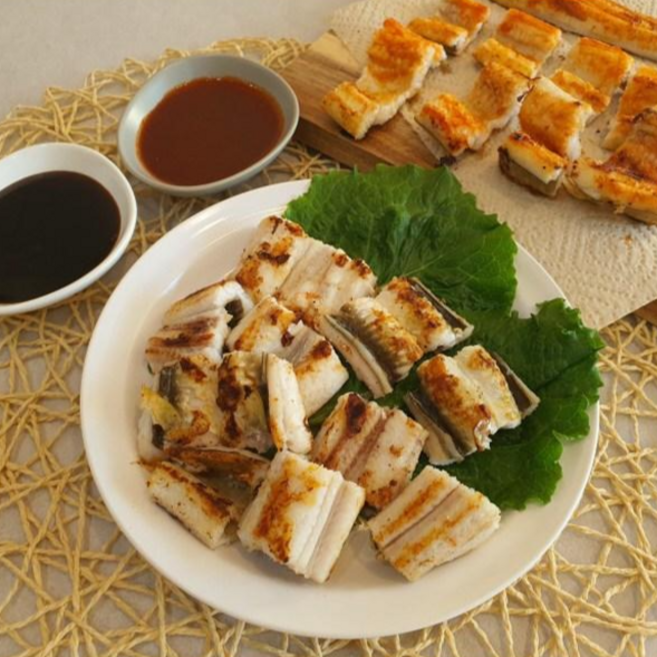 통영 장어 1kg(특대2-3마리)/손질 후 발송 /소스2종+ 머리 뼈, 1박스, 1kg