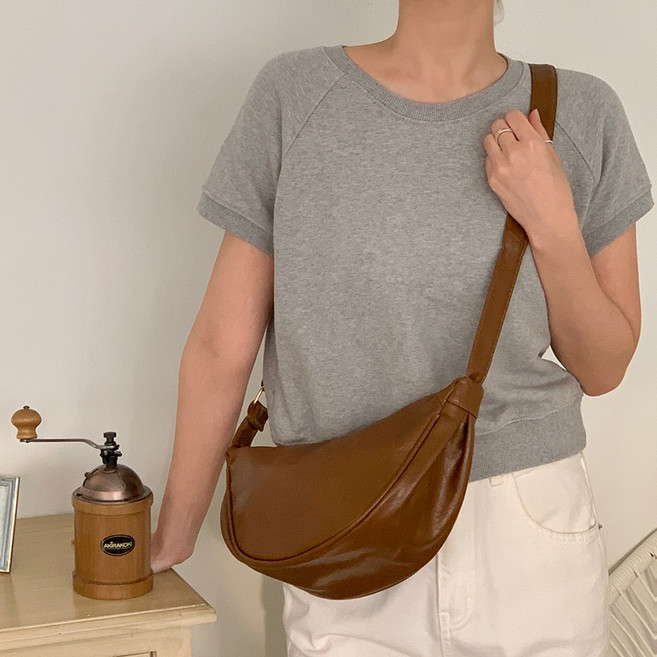 여행용 크로스백 일본여행가방 가죽 반달 크로스백 핸드폰 가방 크로와상백