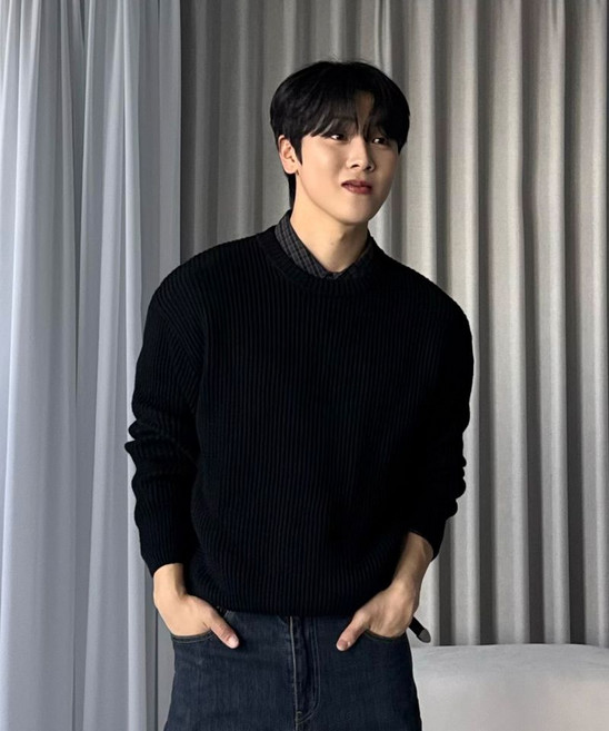 니티드 코튼 미니멀 라운드 니트 블랙