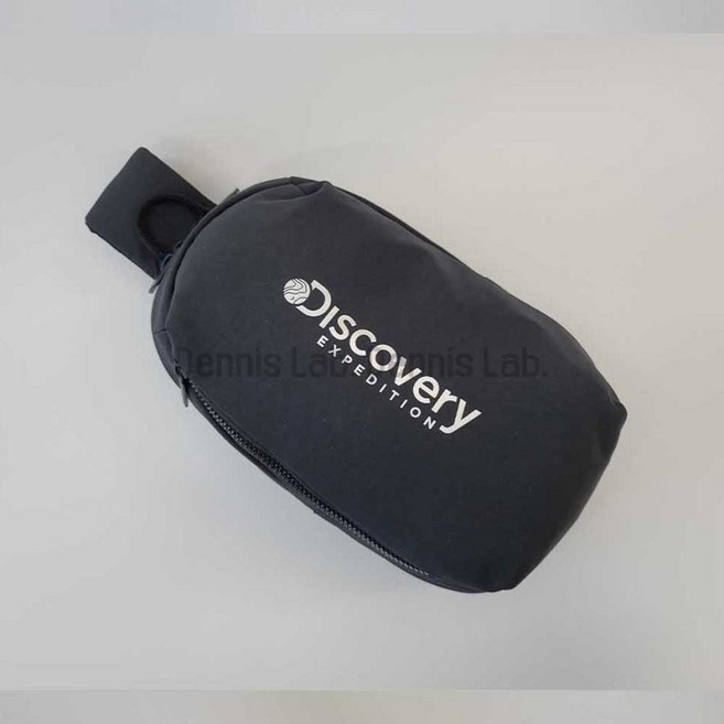 [국내매장판] 디스커버리 크로스백 로고프린트 슬링백 블랙