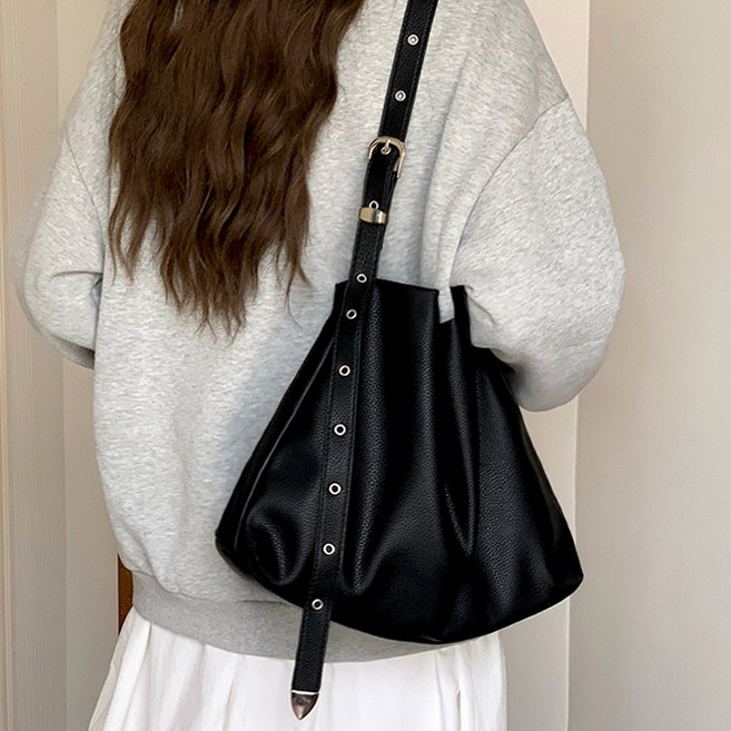 레더 버클 크로스백 빅사이즈 보부상 숄더백 레네 여성 가방
