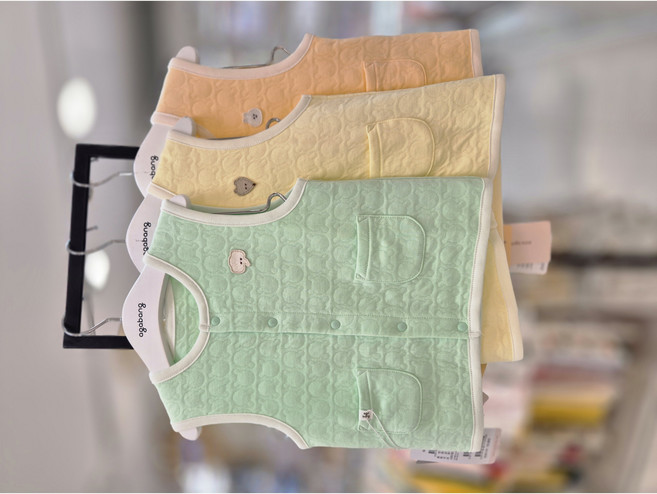 동아쇼핑점 아가방 #빠른선택#따뜻한겨울나기 유아공용 무형광 조끼 /실내복위에 간편하게 입힐수있는 두껍지않은 2중누빔조끼 3가지컬러 /돌리조끼