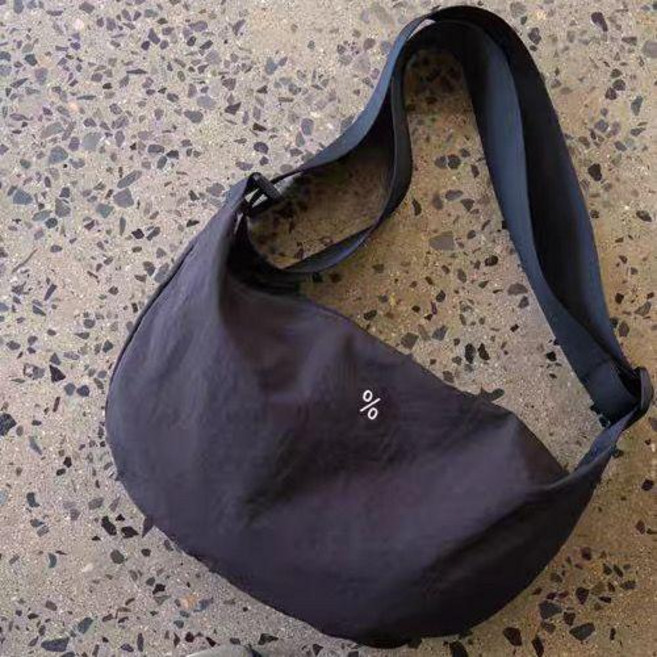 牛角包斜挎包 質感好棒 韓國博主風 中古味 超輕大容量 可單肩斜挎, 炭灰黑,单个包包