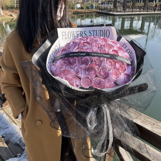 FLOWER STUDIO 浪漫高級花束 永生花, 1個, 【綻放美麗】52朵拉文紅+賀卡串燈