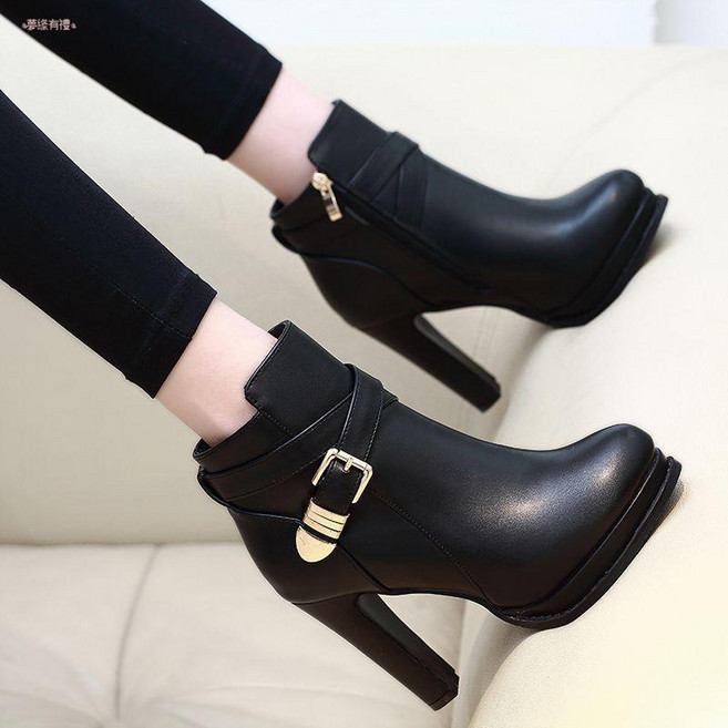 絨面圓頭防水台皮帶扣粗跟裸靴女及踝靴