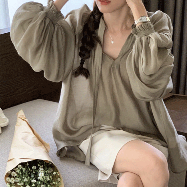 루어스룸 모코 가을 브이넥 루즈핏 시스루 새틴 매듭 리본 소매 밴딩 벌룬 퍼프 긴팔 블라우스