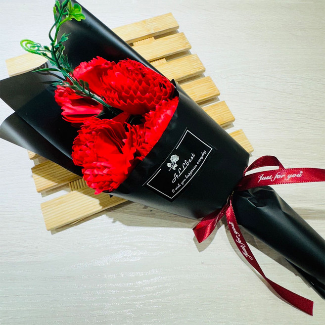 ALLbest 鮮豔粉色康乃馨香皂花束，獻上美好祝願, 5朵紅色花(黑色紙), 1件